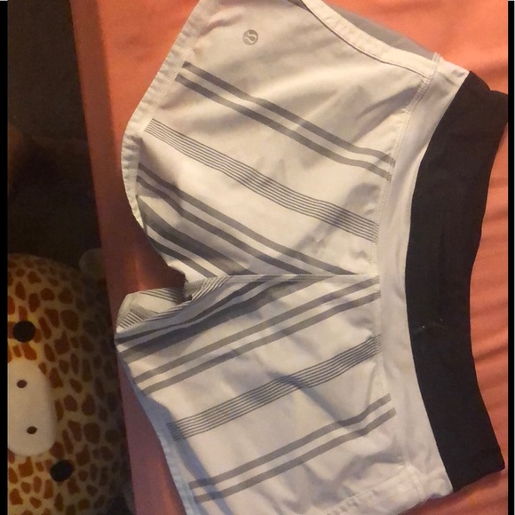 Lululemon size 4 shorts - Picture 1 of 4
